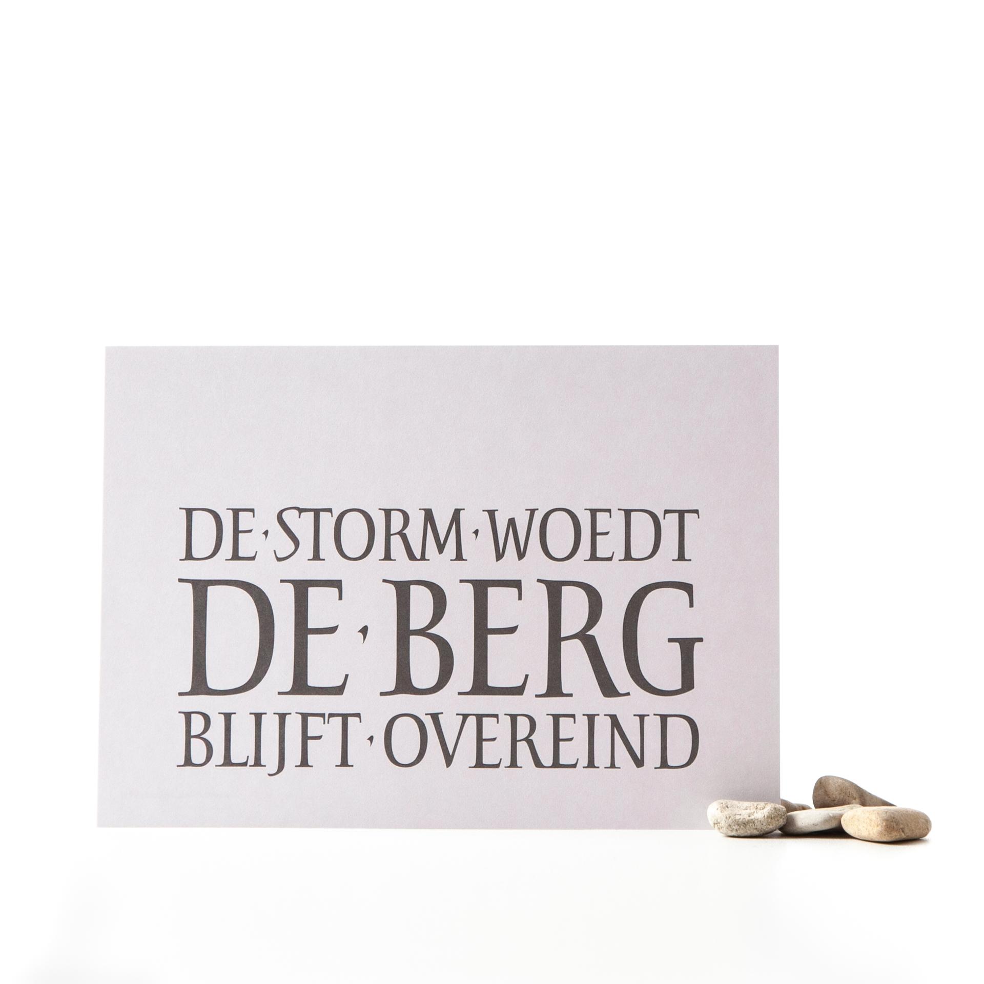 Postkaart 'De storm woedt. De Berg blijft overeind.'