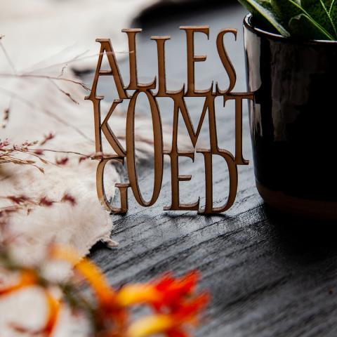 Mini muurtekst 'Alles komt goed'