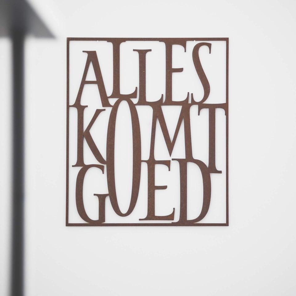 Muurtekst 'Alles komt goed'