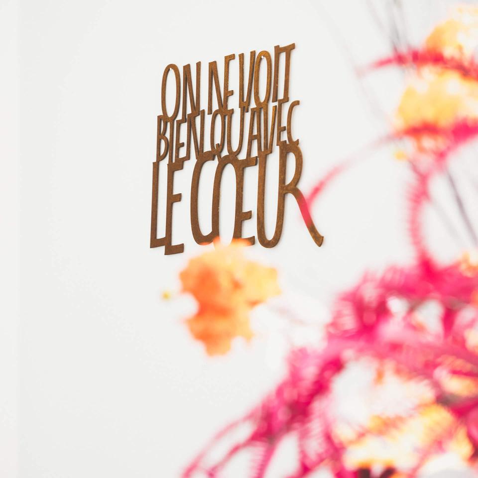 Muurtekst 'On ne voit bien qu'avec le coeur' 