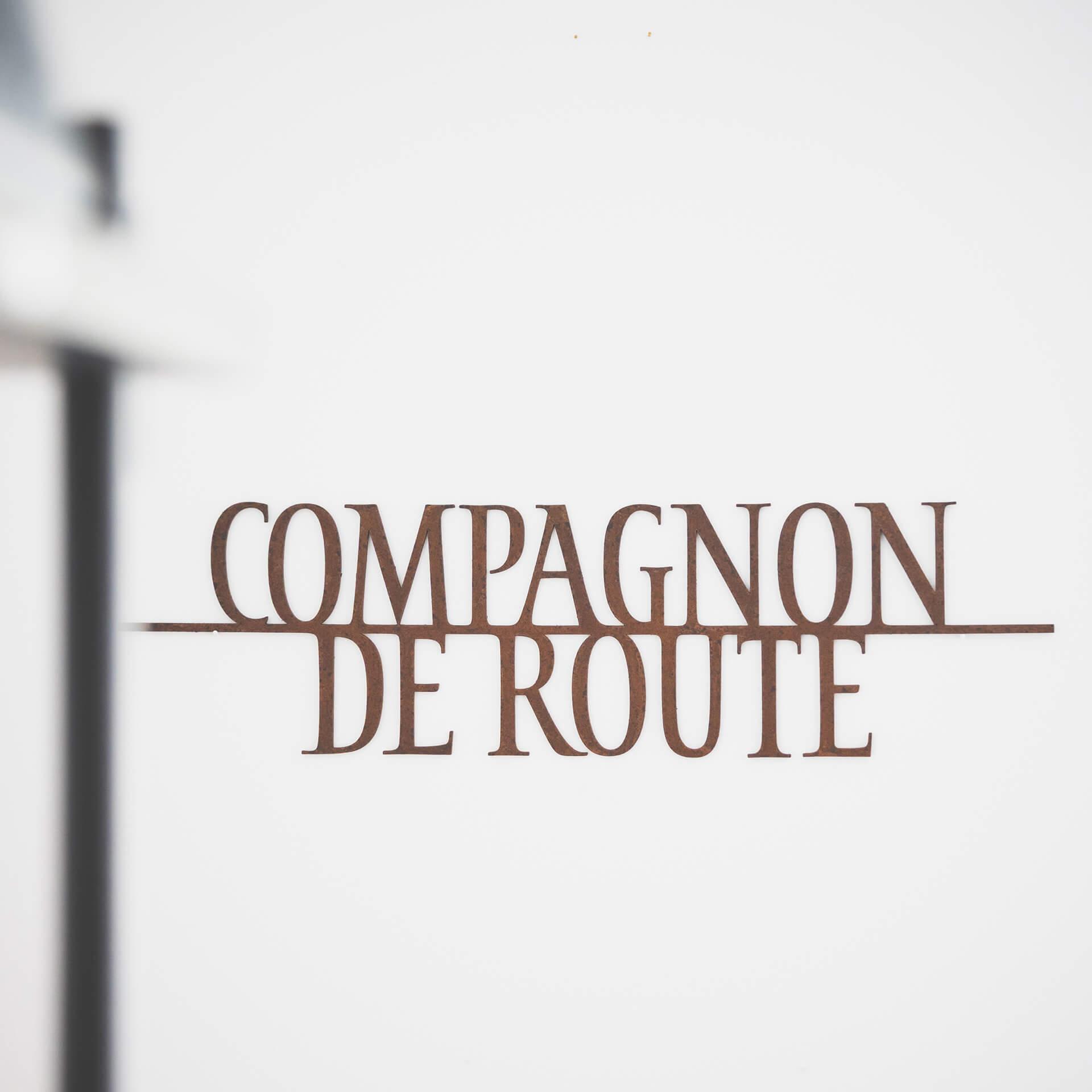Muurtekst 'Compagnon de route'