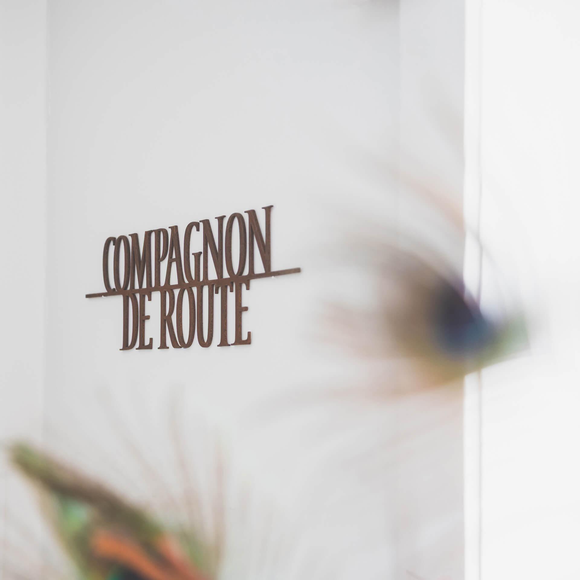 Muurtekst 'Compagnon de route'