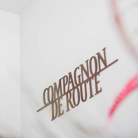 Muurtekst 'Compagnon de route'